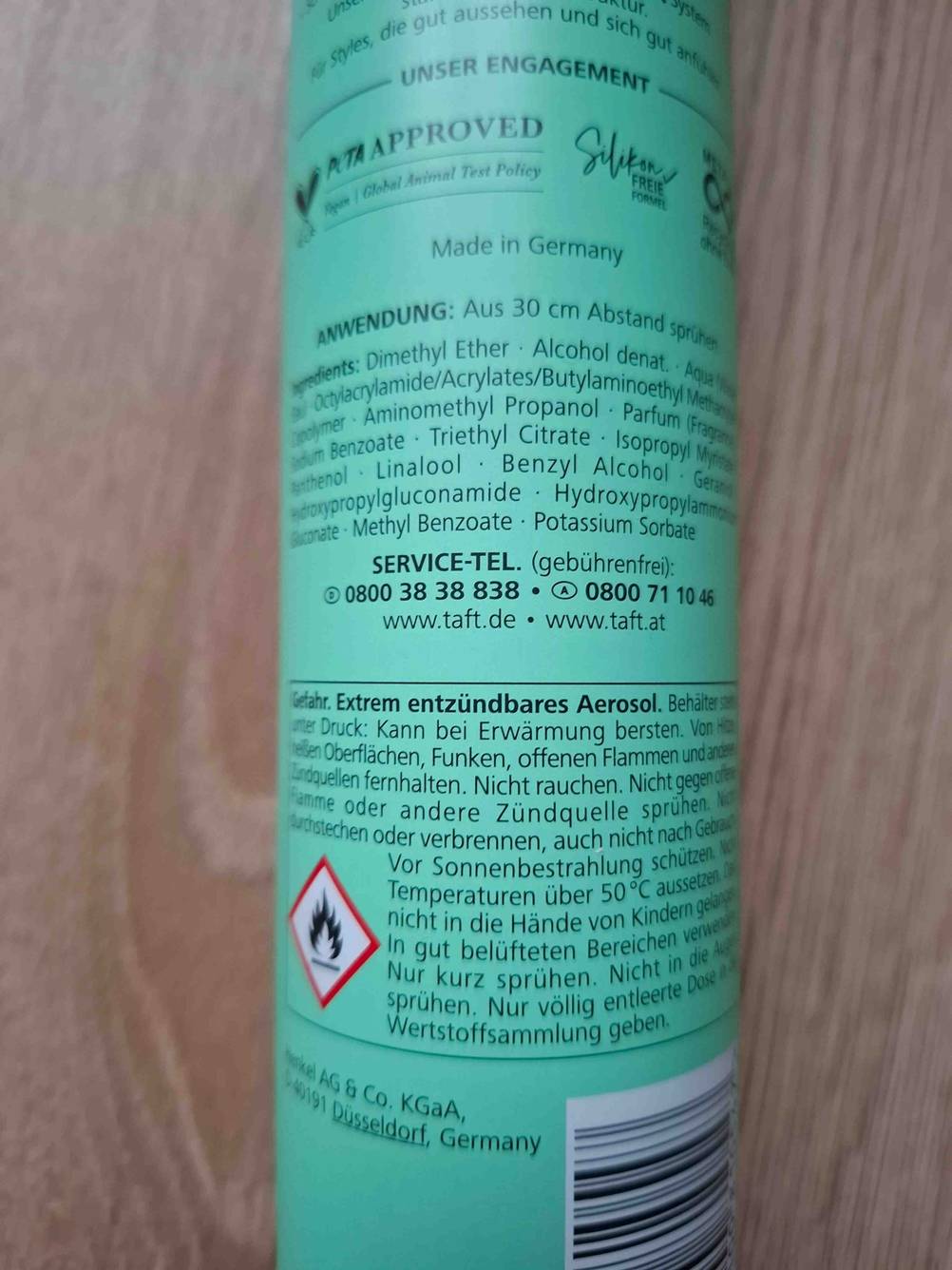 Volumen-Spray im Test: Nahaufnahme der Rückseite mit Anwendungsinformationen.