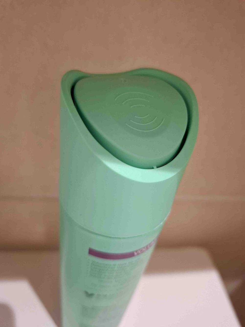 Volumen-Spray getestet: Nahaufnahme des Druckknopfes auf der Oberseite.