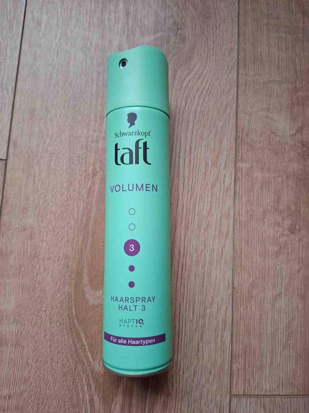 Getestet: Ein Volumen-Spray liegt auf einer Holzfläche.