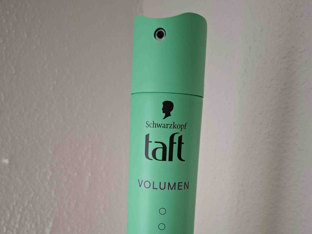 Volumen-Spray im Test: Nahaufnahme des Logos.