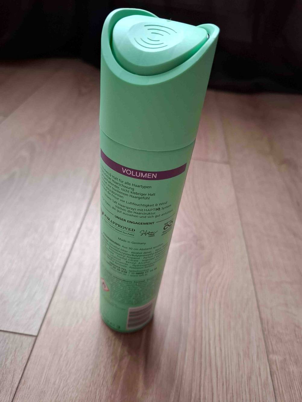 Getestet: Ein Volumen-Spray von hinten auf einem Holzboden.