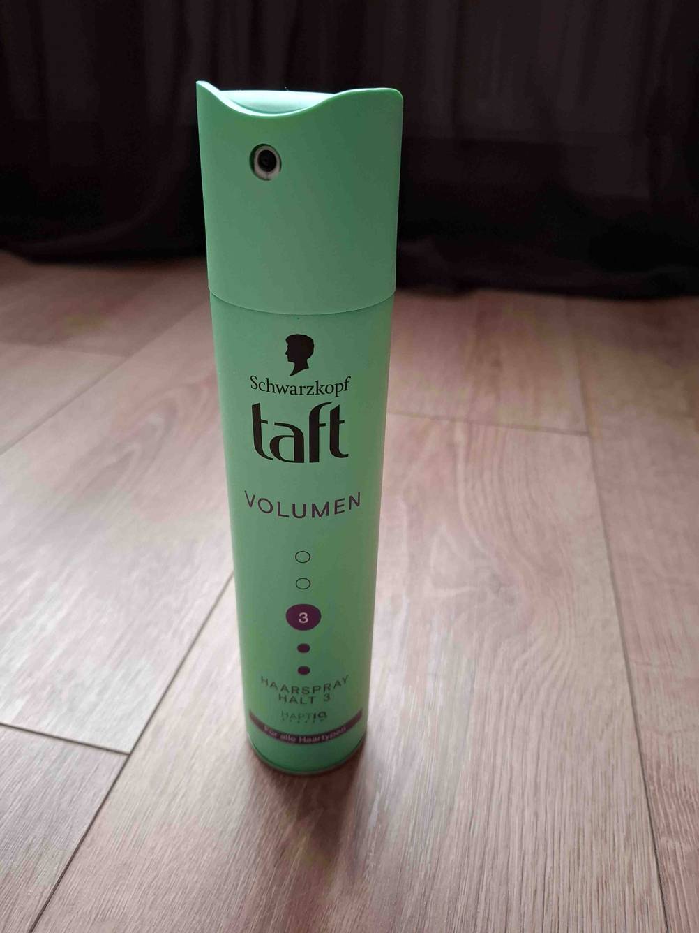 Ein Volumen-Spray im Test steht auf dem Boden.