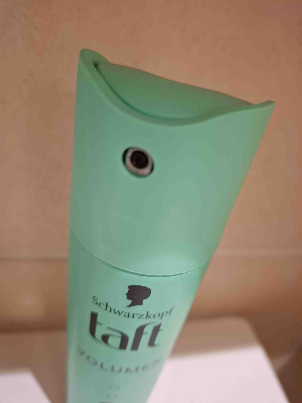 Volumen-Spray im Test: Nahaufnahme des Sprühkopfes.