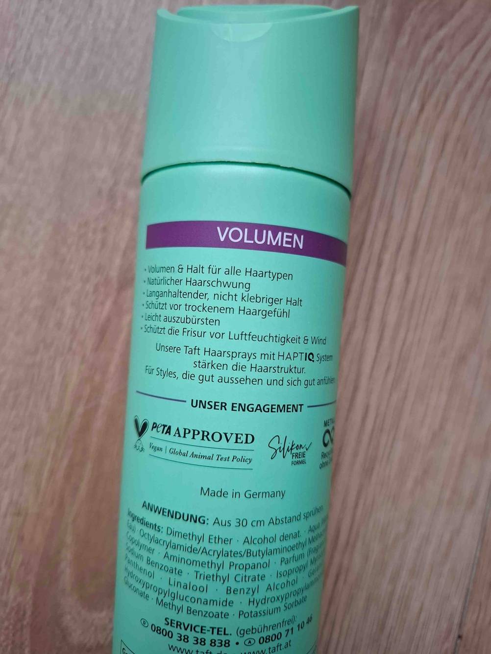 Volumen-Spray im Test: Nahaufnahme der Rückseite mit Informationen.