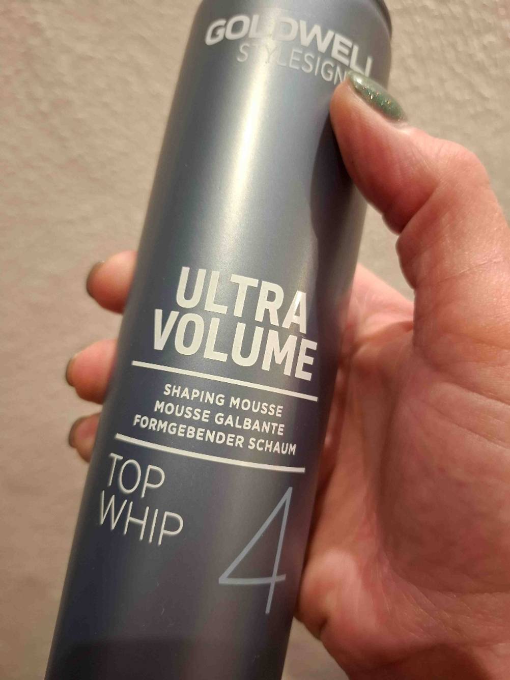 Volumen-Schaumfestiger im Test: Nahaufnahme der Vorderseite der Dose von einer Hand gehalten.