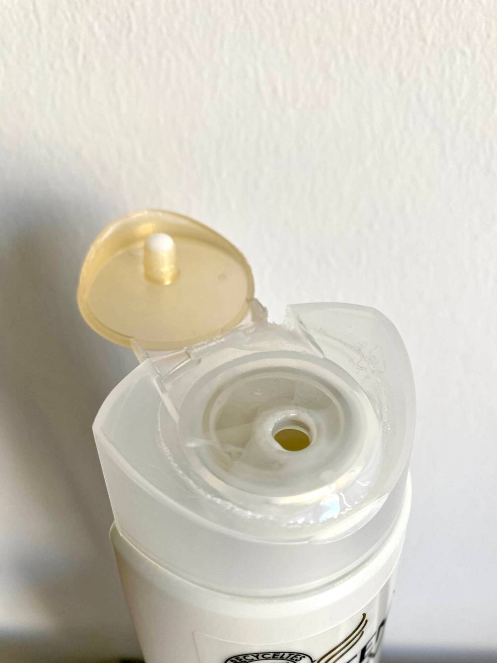 Volumen-Shampoo getestet: Nahaufnahme des geöffneten Verschlusses.