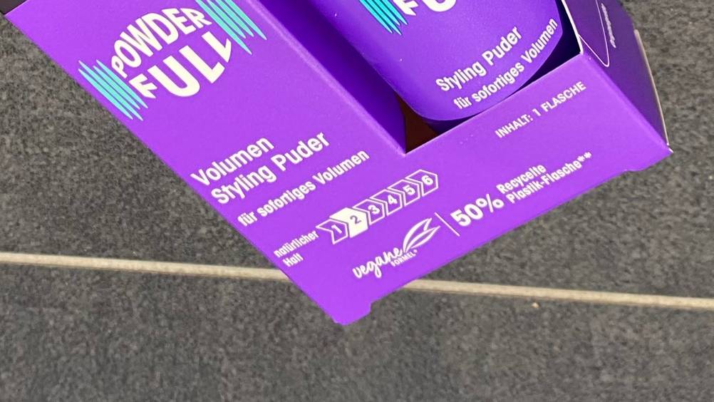 Nahaufnahme der Informationen auf der Vorderseite der Originalverpackung des Volumenpuders im Test.