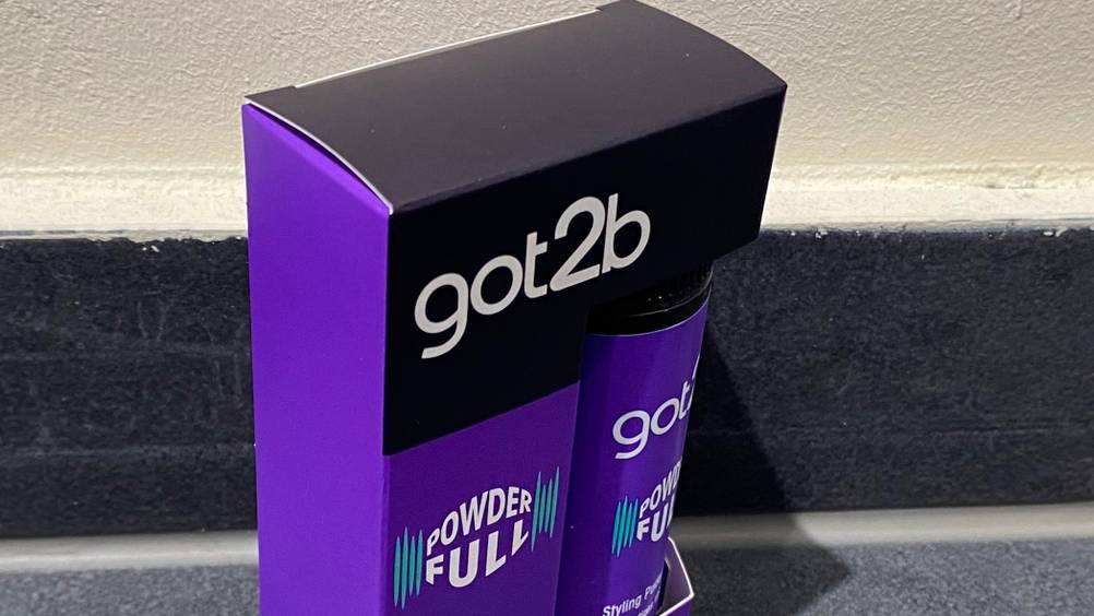 Nahaufnahme des Logos auf der Originalverpackung des getesteten Volumenpuders schräg seitlich.