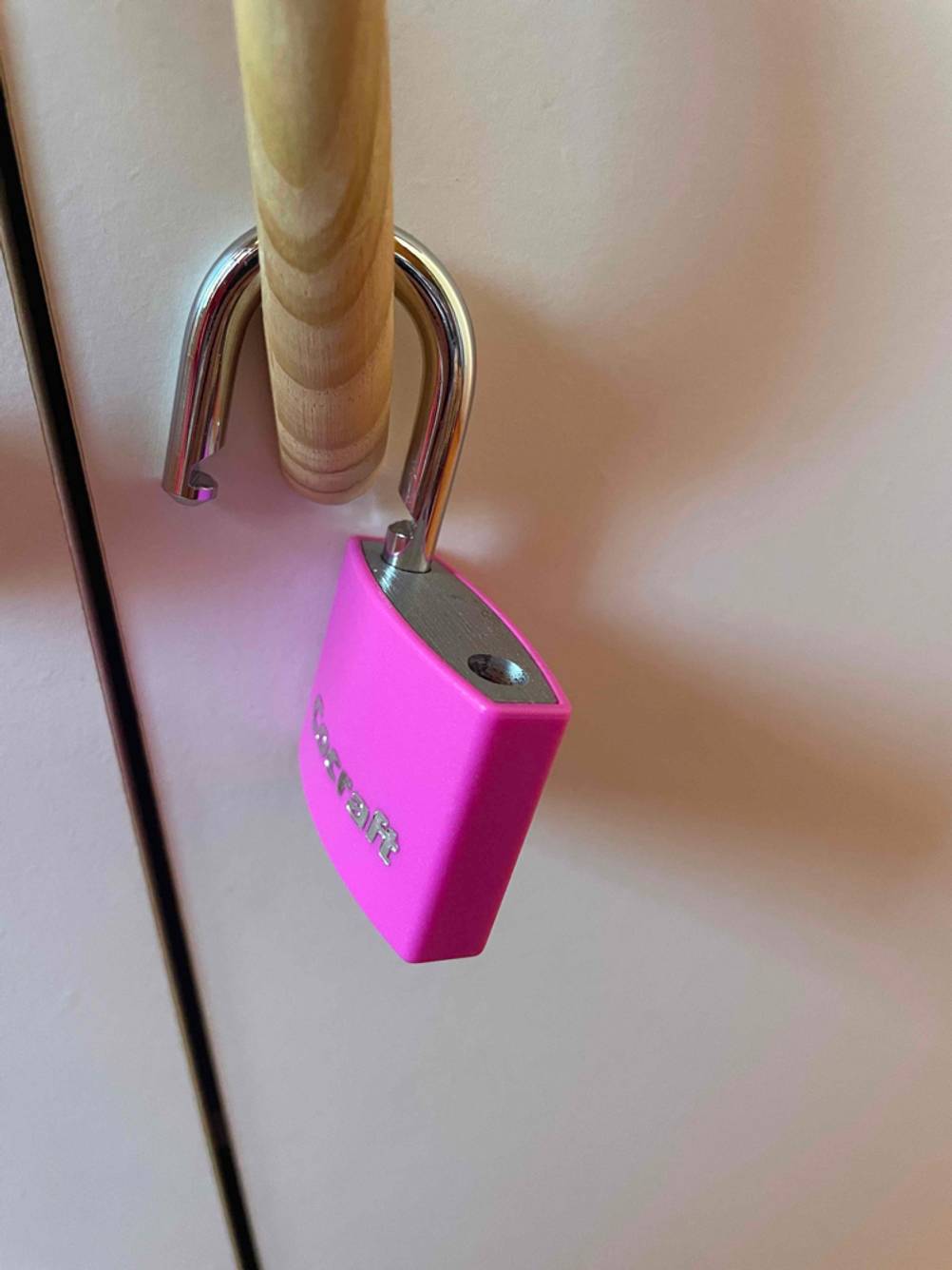 Vorhängeschloss getestet: Ein geöffnetes Schloss hängt an einem Griff.