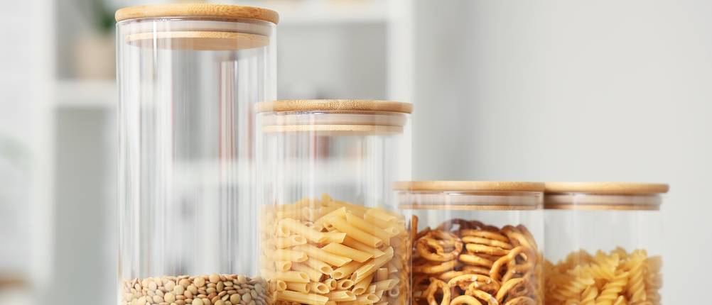Trockene Lebensmittel in runden Vorratsgläsern mit Holzdeckel und Gummidichtung.