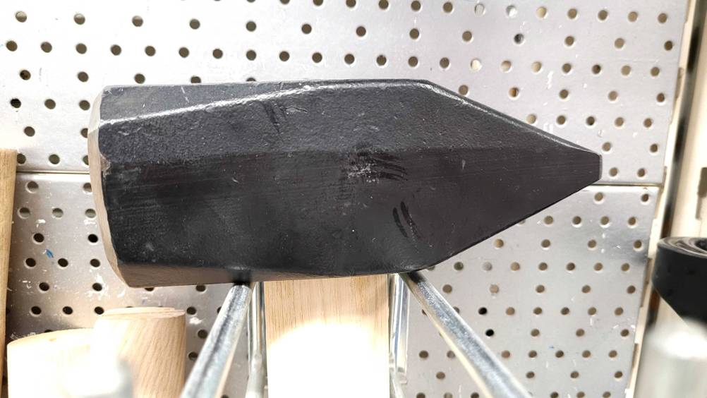 Vorschlaghammer getestet: Nahaufnahme des Hammerkopfes von der Seite.
