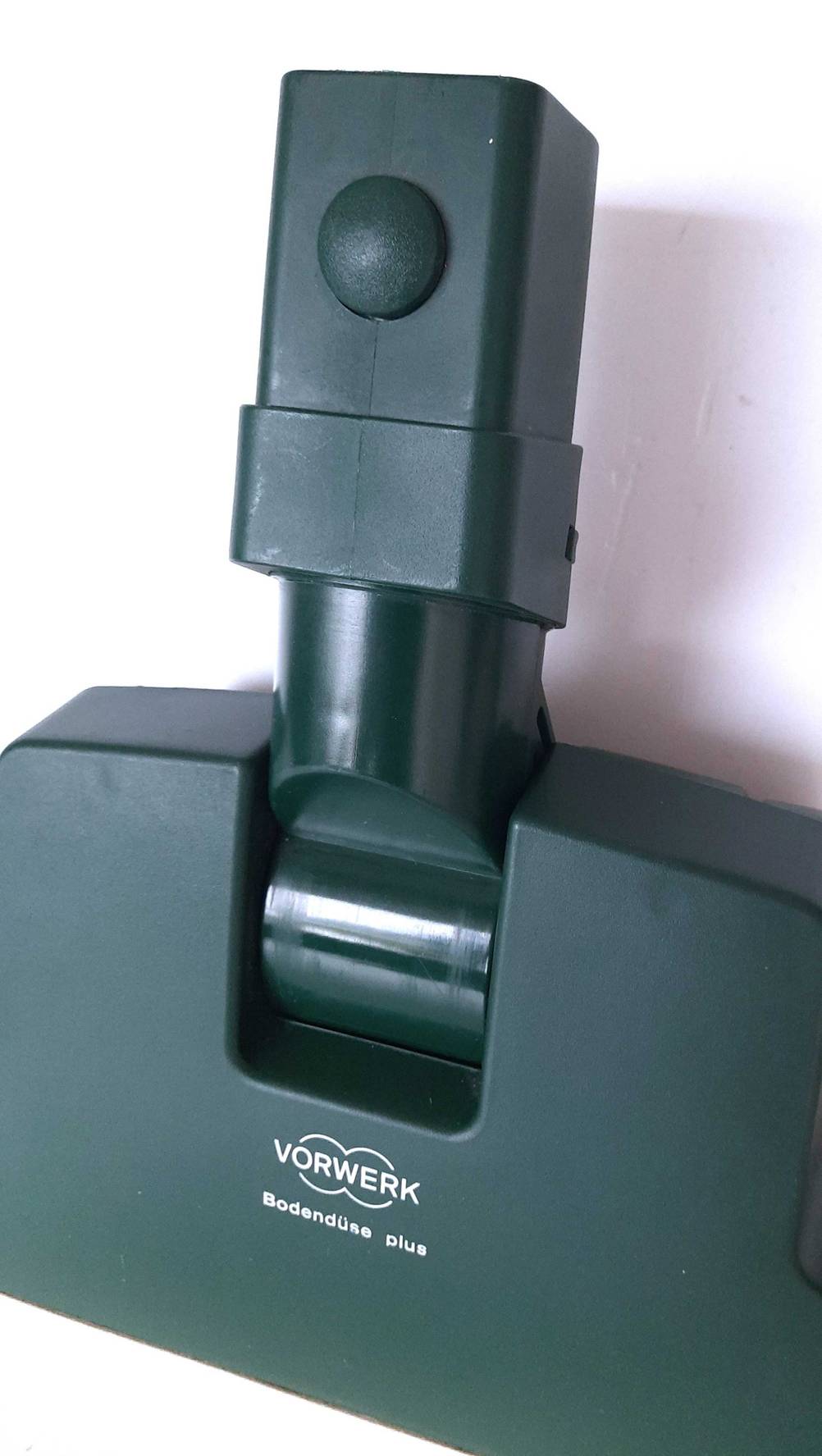 Detailansicht der Klick-Steckverbindung einer Staubsaugerdüse im Test.