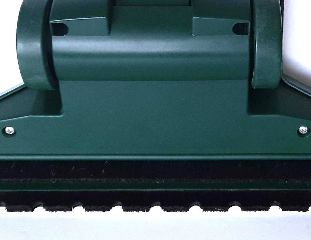 Detailansicht der Bürsten einer Staubsaugerdüse im Test.