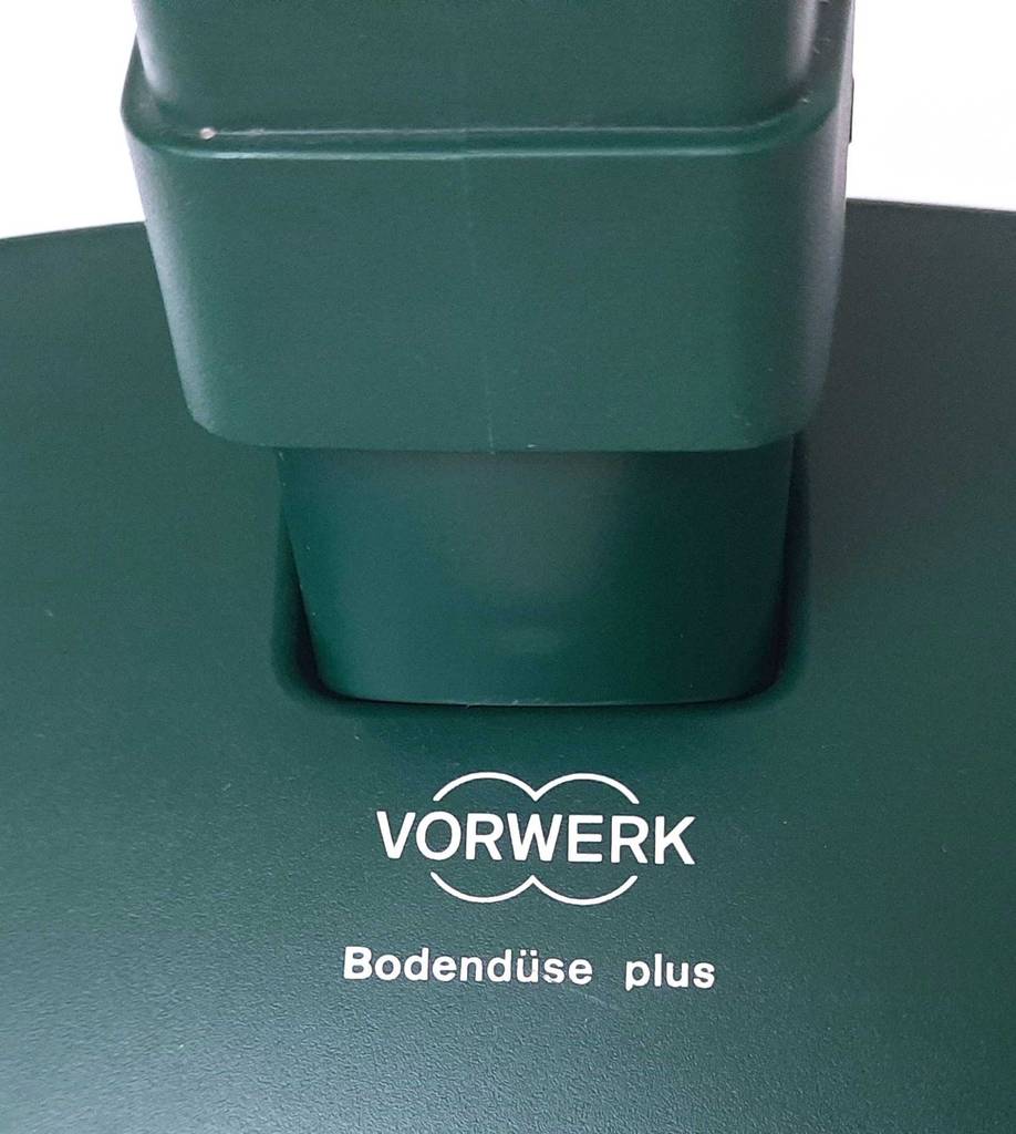 Auf einer getesteten Staubsaugerdüse ist die Marke und Modellbezeichnung aufgedruckt.