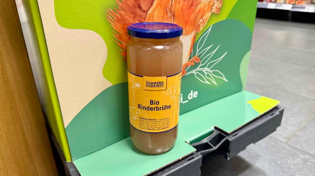 Getestete Rinderbrühe im Glas steht auf einem Regalvorsprung im Supermarkt.