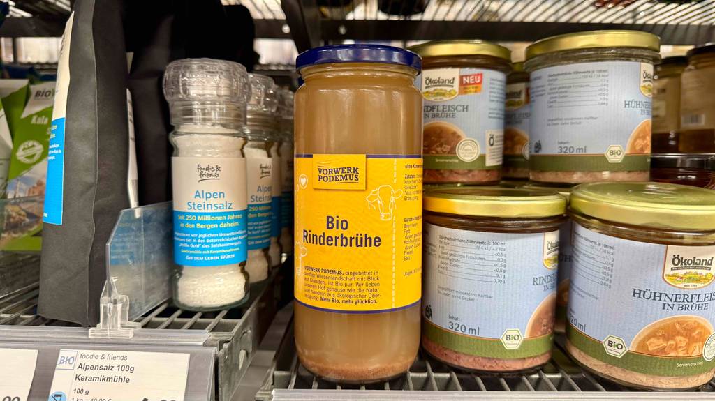 Ein Glas mit getesteter Rinderbrühe befindet sich in einem Regal mit weiteren Produkten zum Würzen von Speisen.