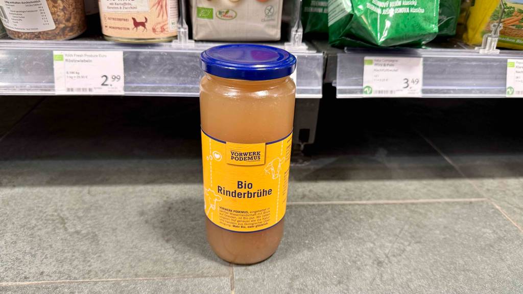 Getestet: Rinderbrühe im Glas steht vor einem Verkaufsregal im Supermarkt.