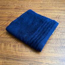 Ein Vossen-Vienna-Style-Supersoft-Handtuch liegt zusammengefaltet auf einem Tisch