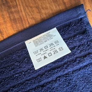 Die Waschhinweise an einem Vossen-Vienna-Style-Supersoft-Handtuch