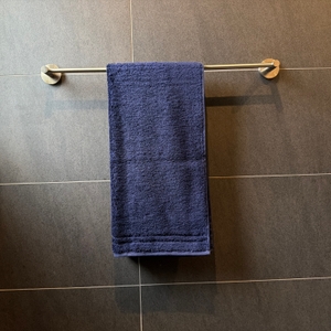 Das Vossen-Vienna-Style-Supersoft-Handtuch hängt an einem Handtuchhalter