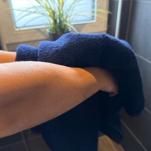 Mit dem Vossen-Vienna-Style-Supersoft-Handtuch wird ein Arm abgetrocknet