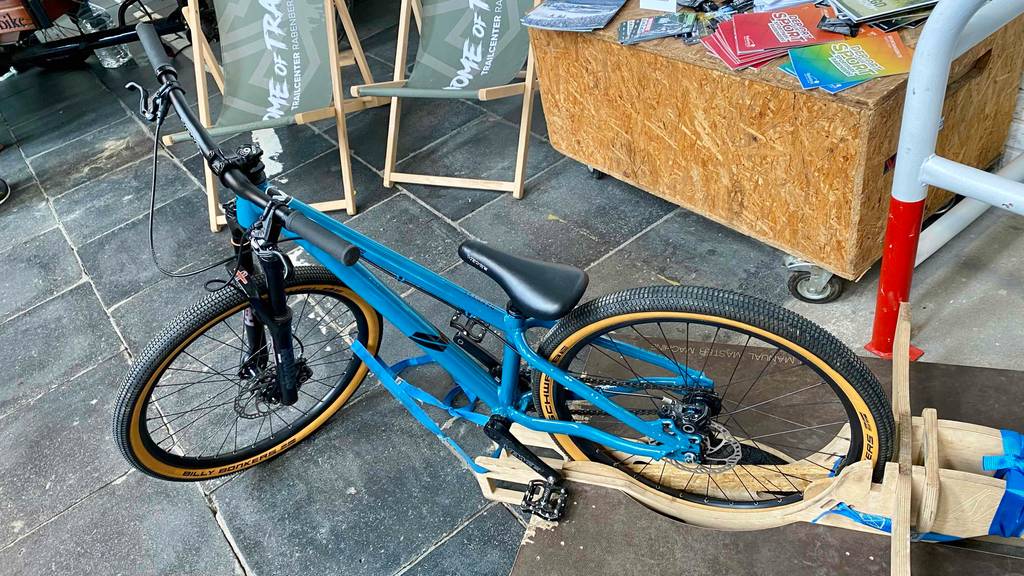 Dirtbike-Test: ein Dirtbike in Blau der Marke Vpace steht montiert in einem Fahrradständer im Geschäft.