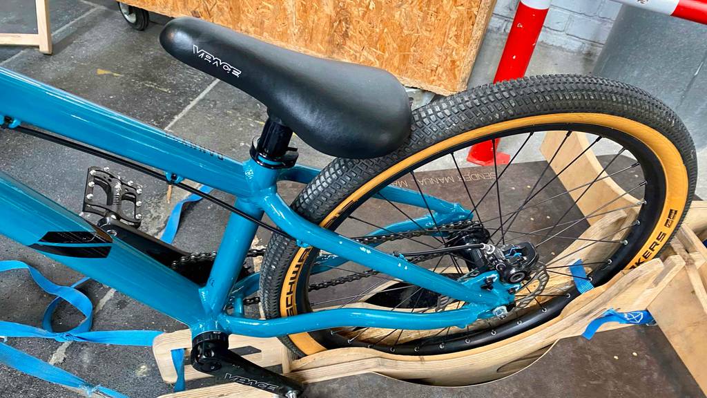 Dirtbike-Test: Ansicht auf den am blauen Fahrradgestell montierten schmalen Sattel der Marke Vpace.