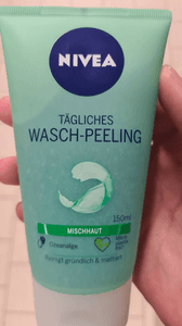 Nivea Wasch-Peeling in der Hand.