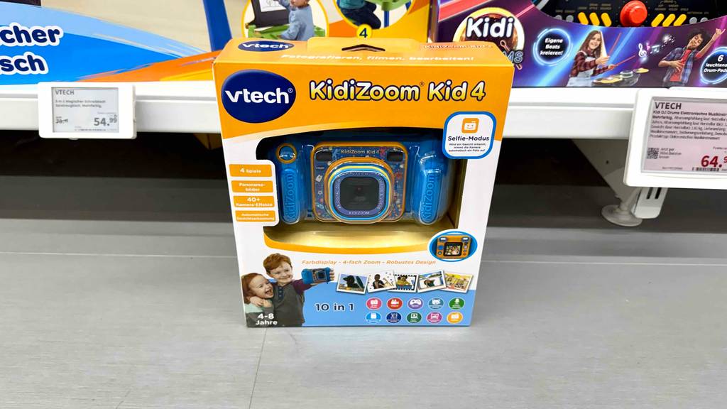 Eine getestete Vtech-Kidizoom steht im Karton mit Sichtfenster auf einem hellen Boden.