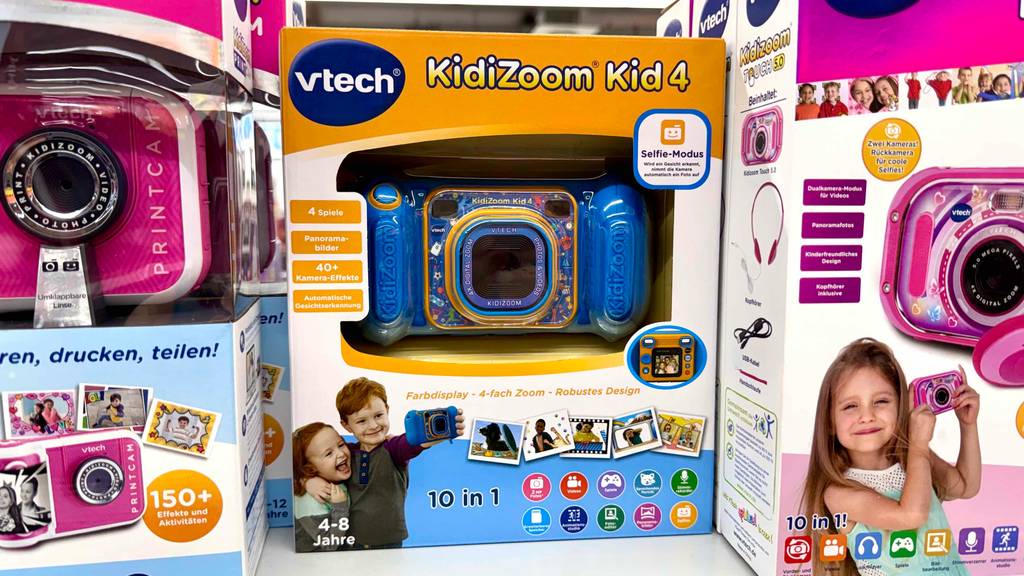 Eine Vtech-Kidizoom steht zum testen zwischen anderen Kameras.