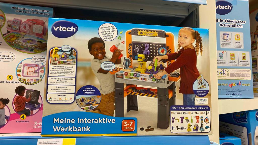 Im Test: eine verpackte Kinder-Werkbank steht in einem Regal.