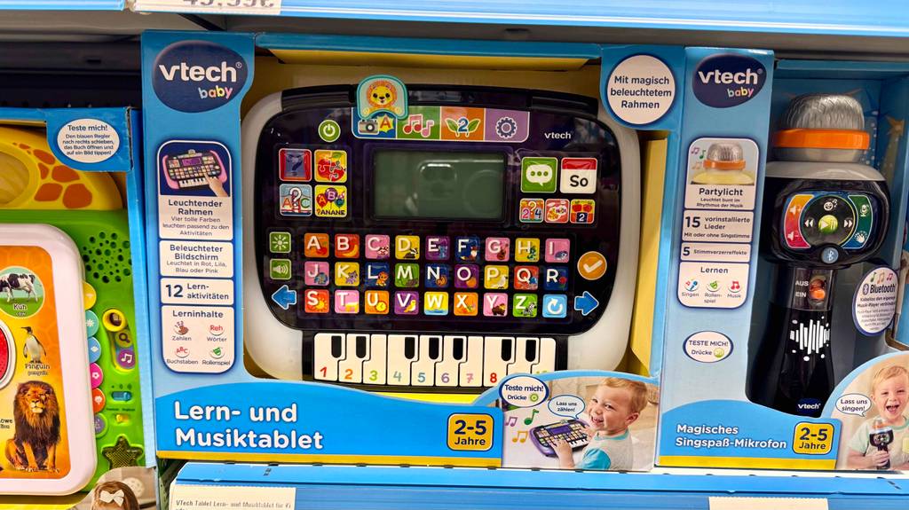 Das getestete Lernspielzeug ab 2 Jahre in der blauen Verpackung mit Sichtfenster steht in mehrfacher Ausführung nebeneinander auf einem Regal.