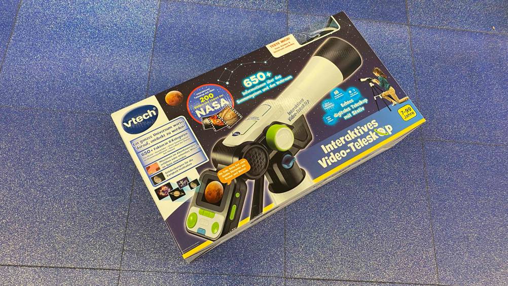 Kinder-Teleskop im Test: Ein Modell von vtech liegt in der Originalverpackung auf einem blauen Boden.