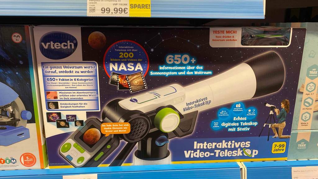 Ein getestetes Kinder-Teleskop von vtech steht in seiner Originalverpackung auf einem Verkaufsregal.