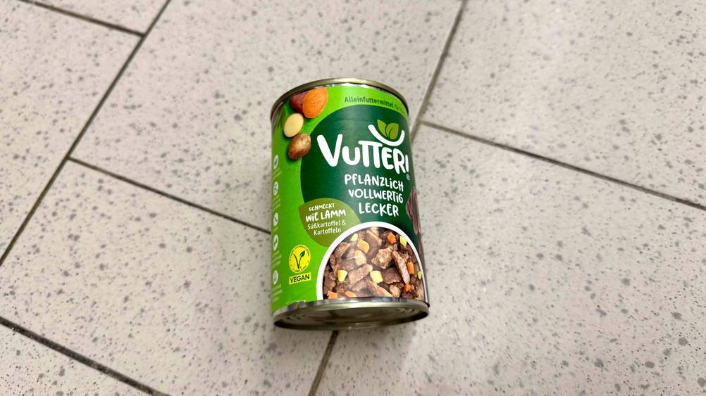 Auf einer Fließenfläche liegt das getestete vegane Hundefutter.
