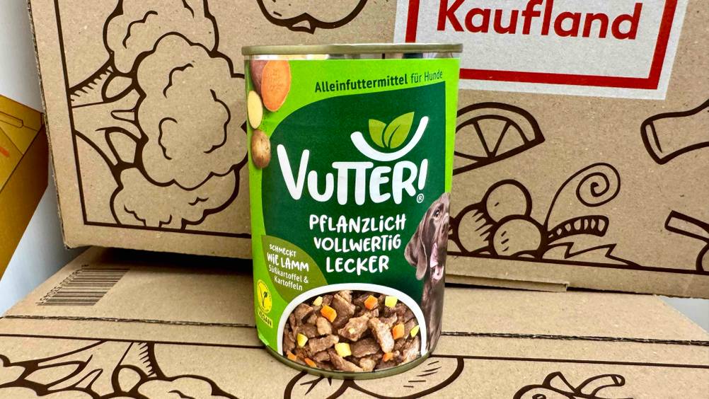 Eine Dose des veganen Hundefutters auf einem Karton.