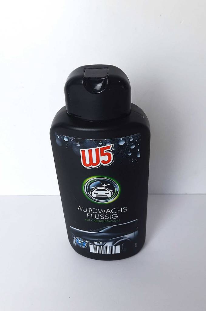 Die schwarze Kunststoffflasche der getesteten Autopolitur steht vor einem weißen Hintergrund.