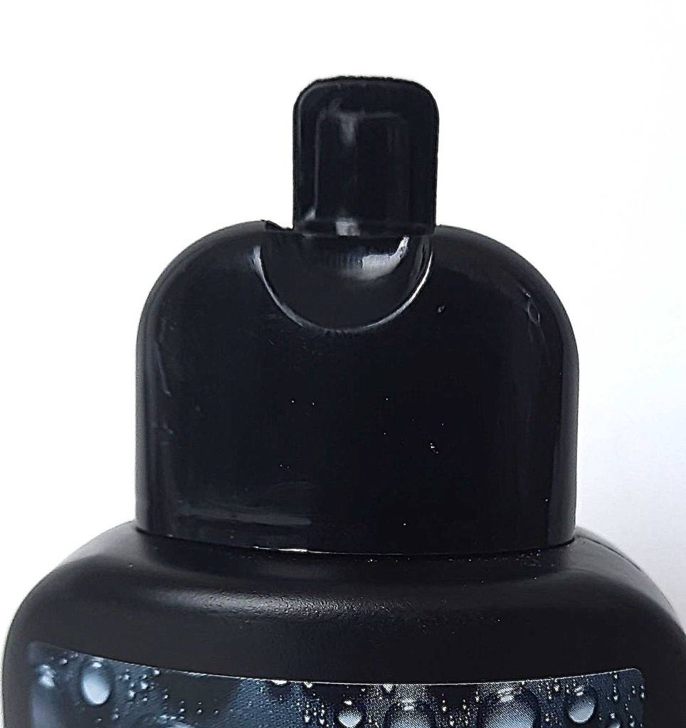 Nahaufnahme des Spenders an einer schwarzen Kunststoffflasche mit der Autopolitur im Test.