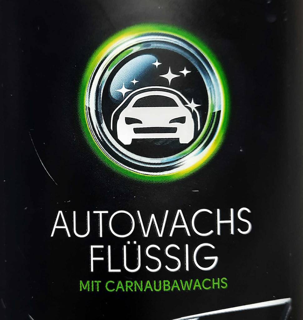 Nahaufnahme des Etiketts auf der schwarzen Kunststoffflasche mit der getesteten Autopolitur.