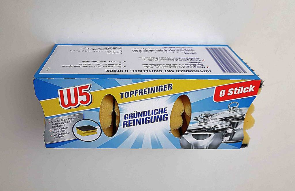 Eine 6-Stück-Packung gelber getesteter Spülschwämme liegt auf einer weißen Oberfläche.
