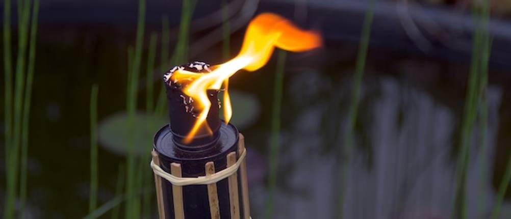Wachsfackel getestet: Die Flamme einer Ölwachsfackel in Nahaufnahme.