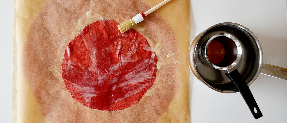 wachstuch-selber-machen-pinsel-backpapier