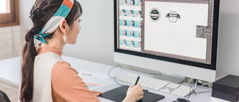 Grafiktablett wird bei der Arbeit am Schreibtisch verwendet