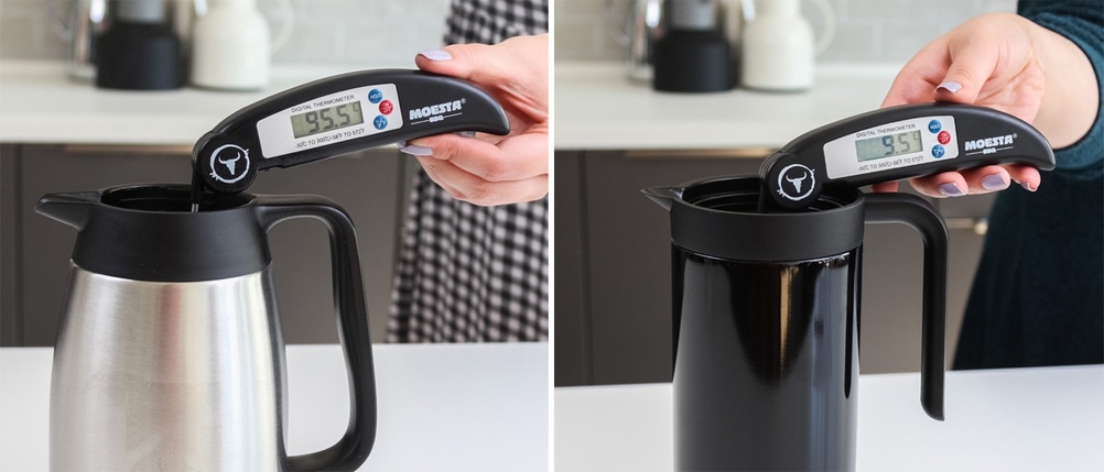 Zwei Thermoskannen nebeneinander, jeweils mit einem Temperaturmesser