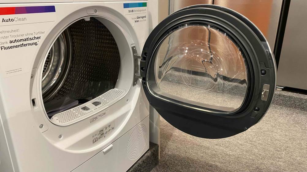 Wärmepumpentrockner-9-kg im Test: Nahaufnahme der geöffneten Klappe und der Innentrommel.