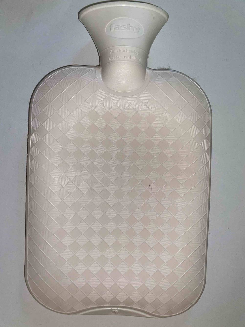 Eine getestete Wärmflasche von oben auf einer hellen Fläche.