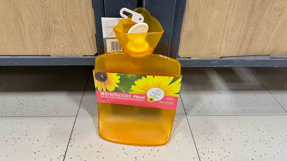Wärmflasche-Gummi getestet: Eine Flasche vor einem Regal auf dem Boden.