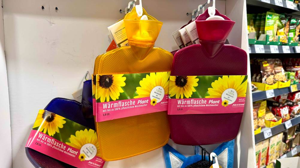 In einem Regal hängen mehrere getestete wärmflaschen aus Gummi nebeneinander.