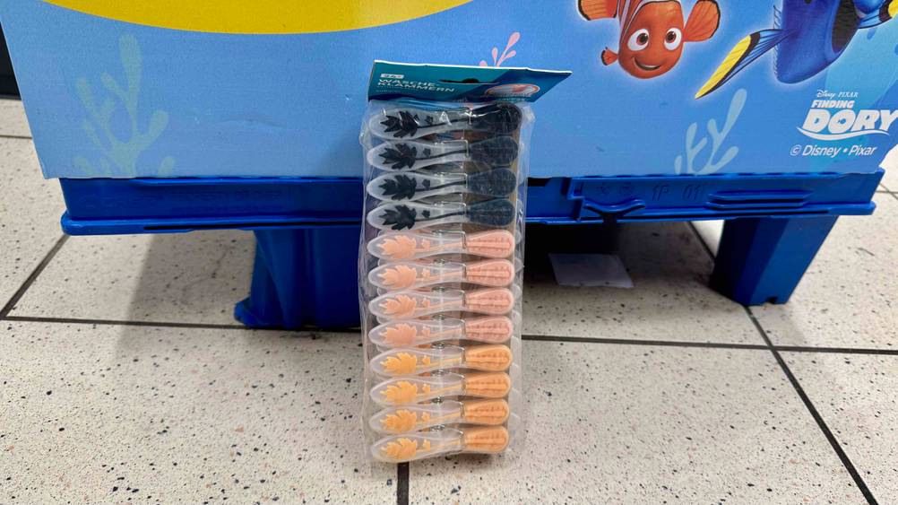 Eine Packung der getesteten Wäscheklammern lehnt an einer Box.