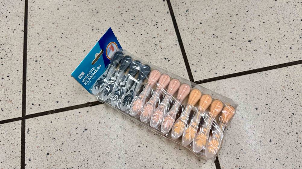 Auf dem Boden liegt eine Packung der getesteten Wäscheklammern.